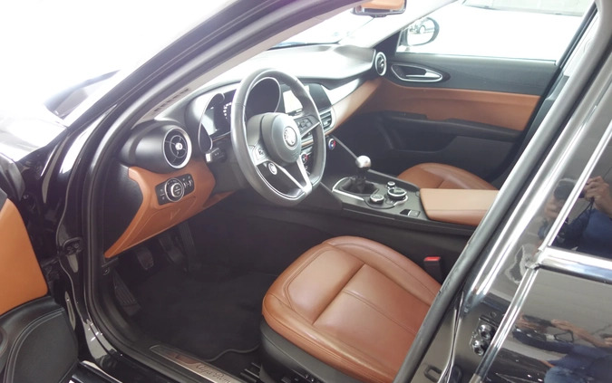Alfa Romeo Giulia cena 78900 przebieg: 90190, rok produkcji 2016 z Maków Podhalański małe 211